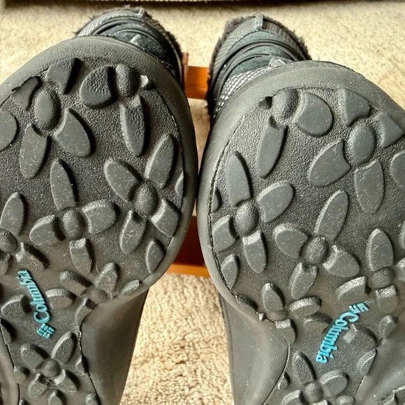 Columbia Silver & Black Slip On Winter Boots 9.5 - Picture 6 of 11